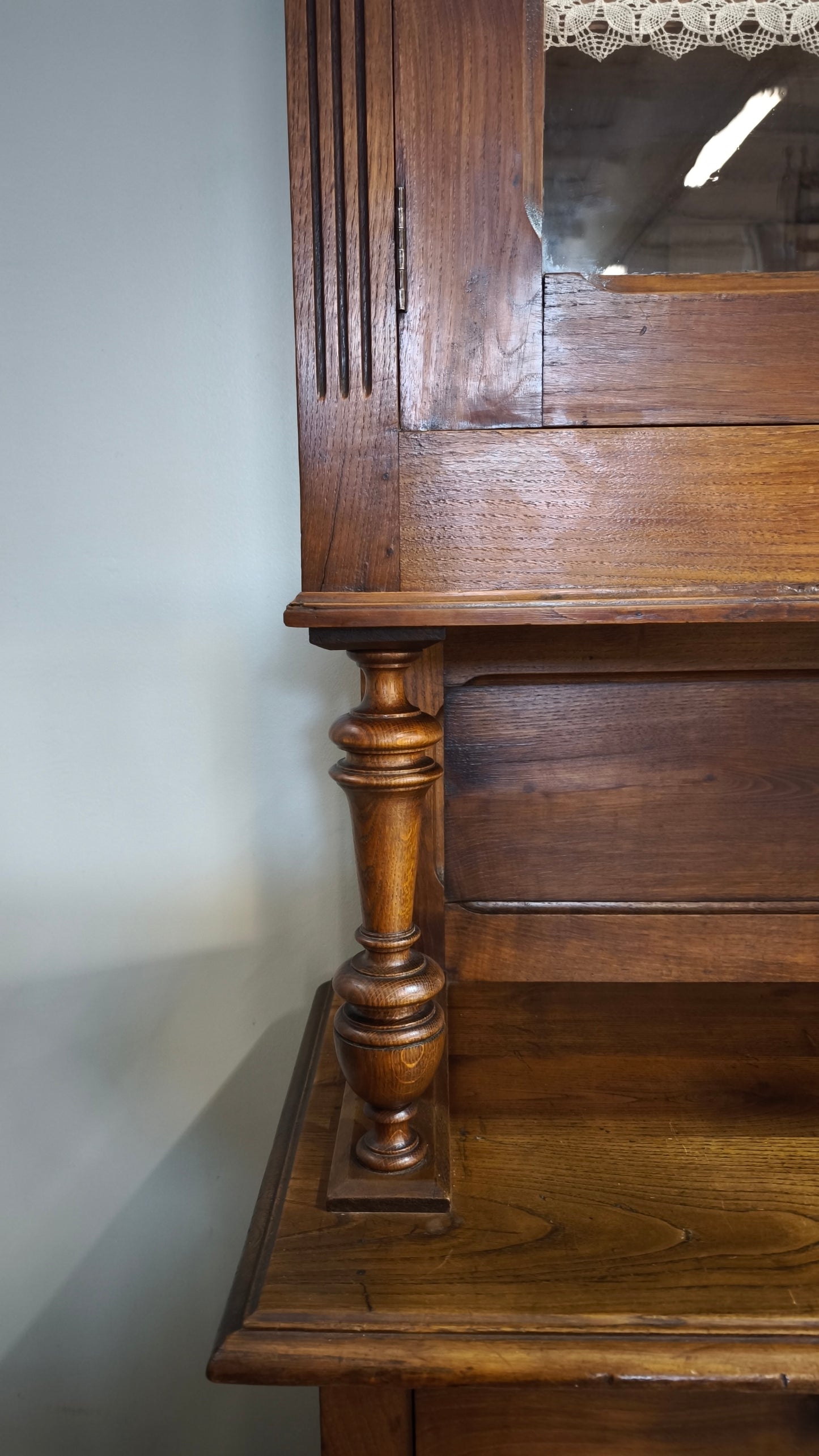 91448 Credenza in legno massello con vetrina