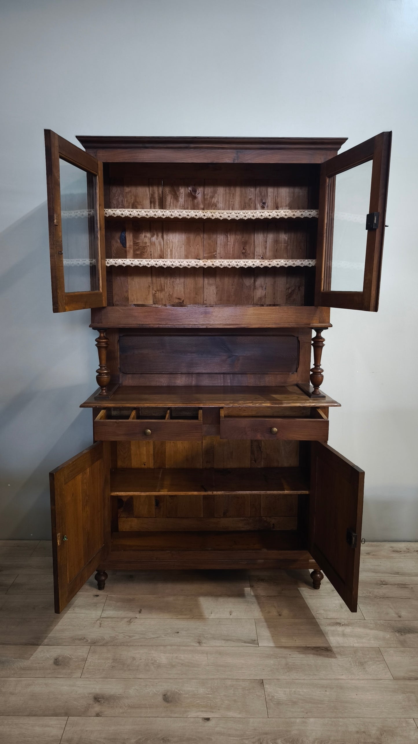 91448 Credenza in legno massello con vetrina