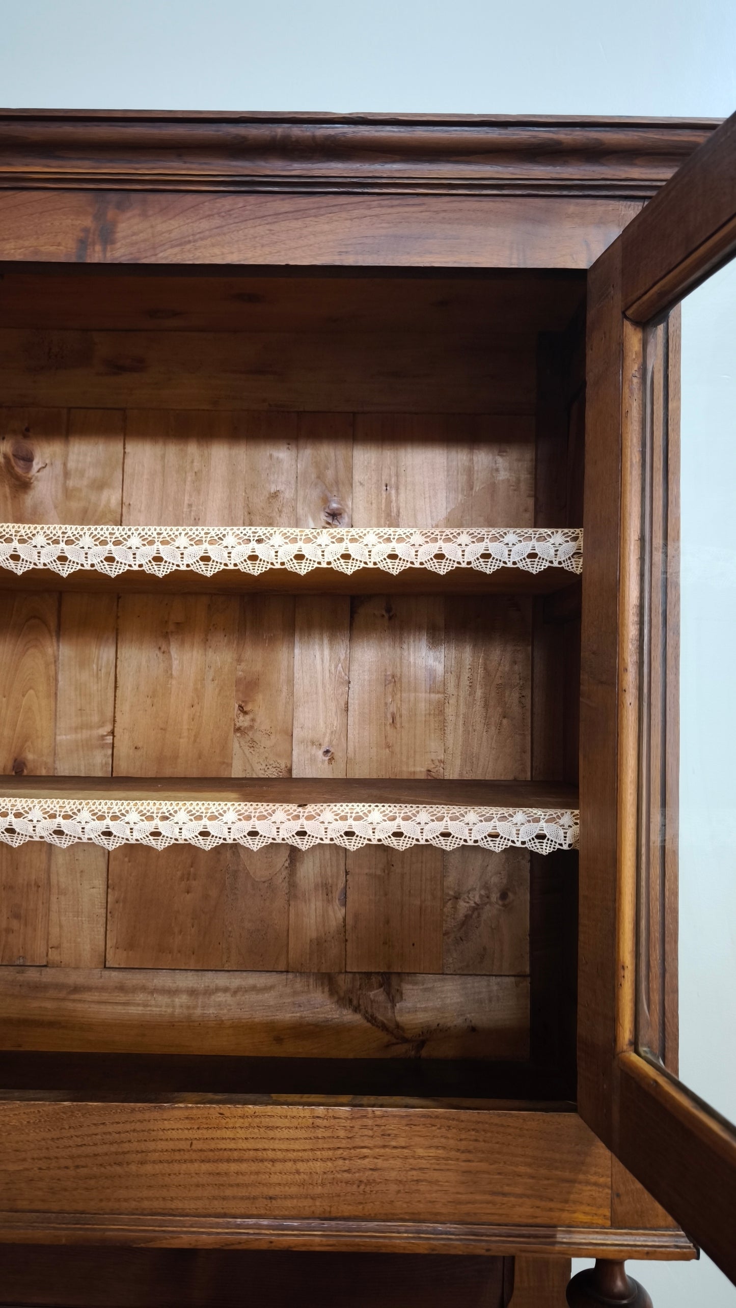 91448 Credenza in legno massello con vetrina