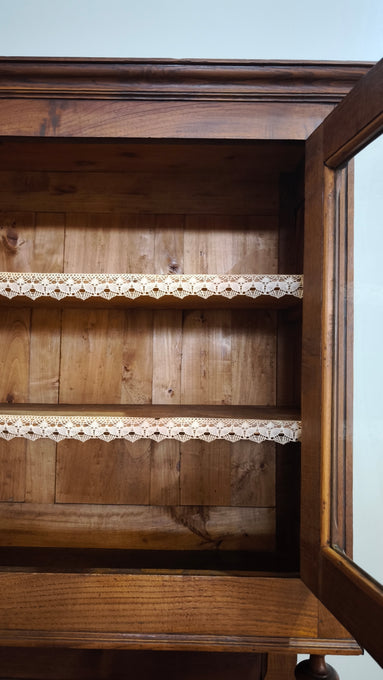 91448 Credenza in legno massello con vetrina