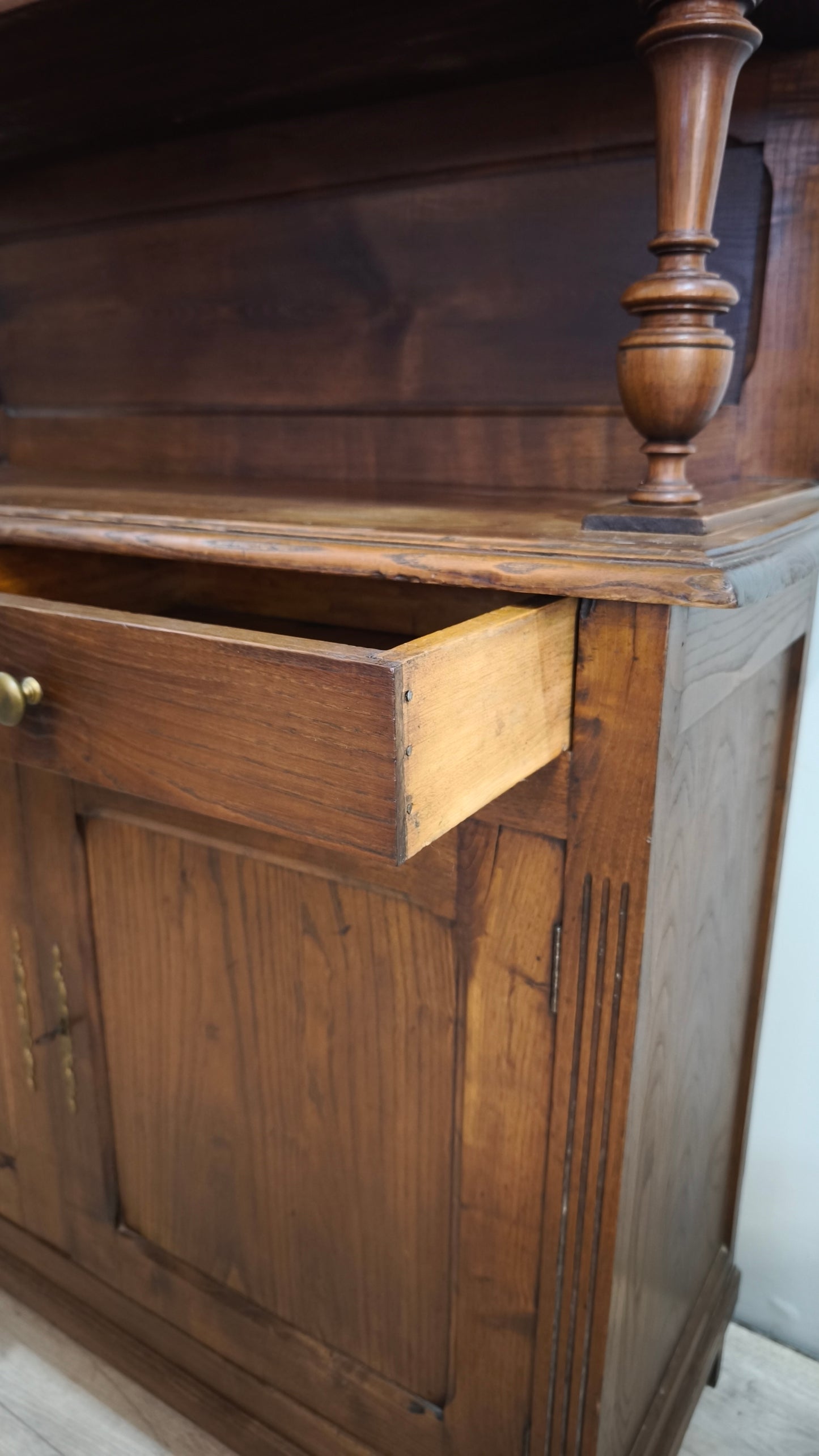 91448 Credenza in legno massello con vetrina