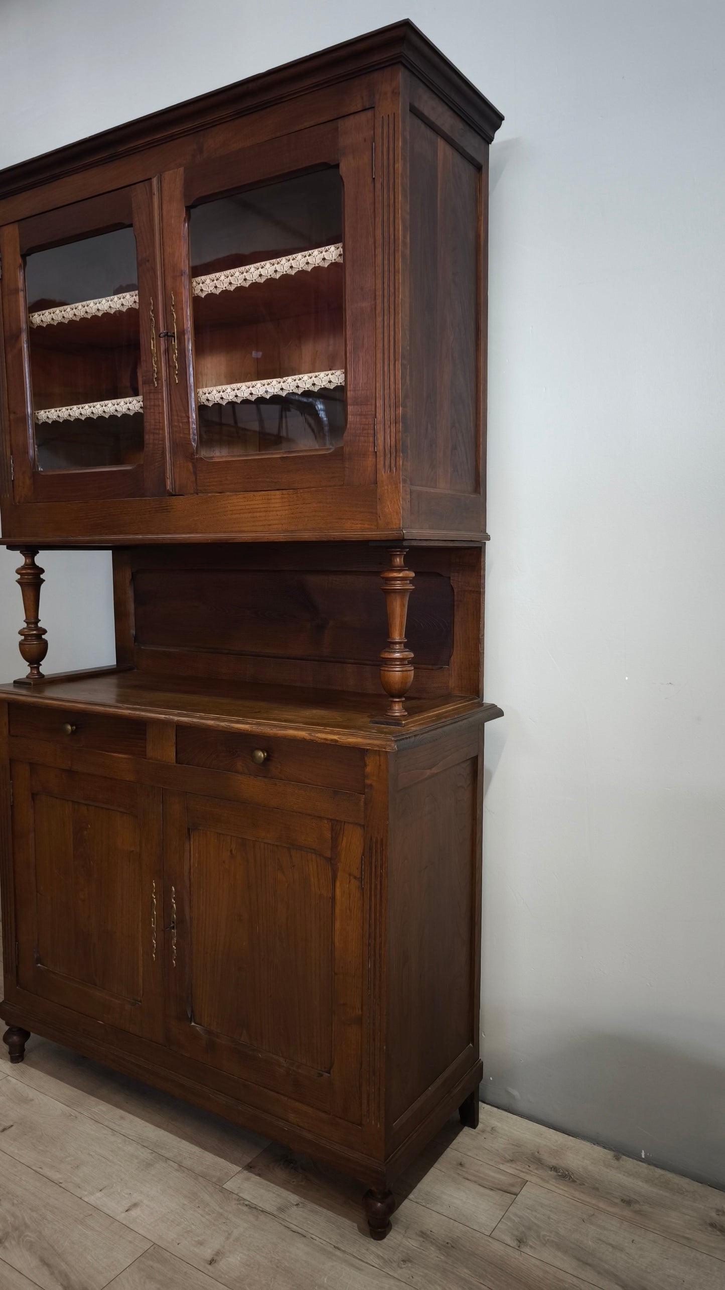 91448 Credenza in legno massello con vetrina