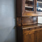 91448 Credenza in legno massello con vetrina