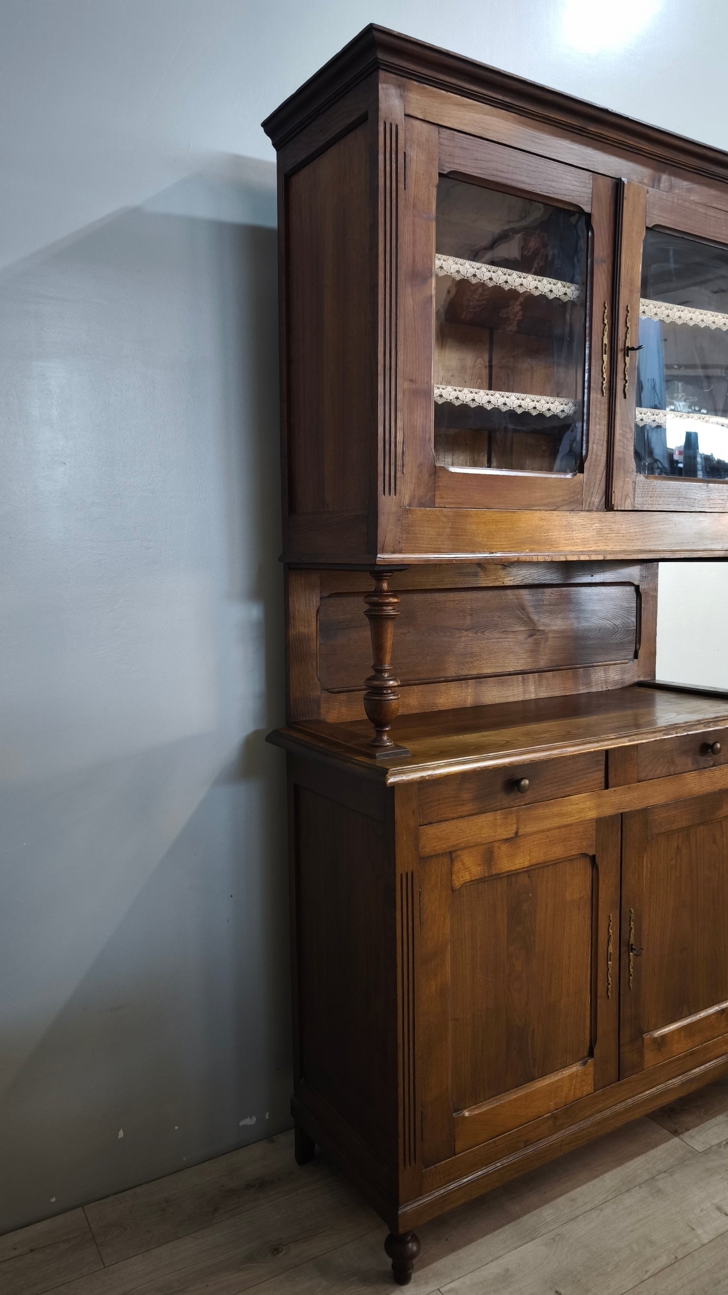 91448 Credenza in legno massello con vetrina