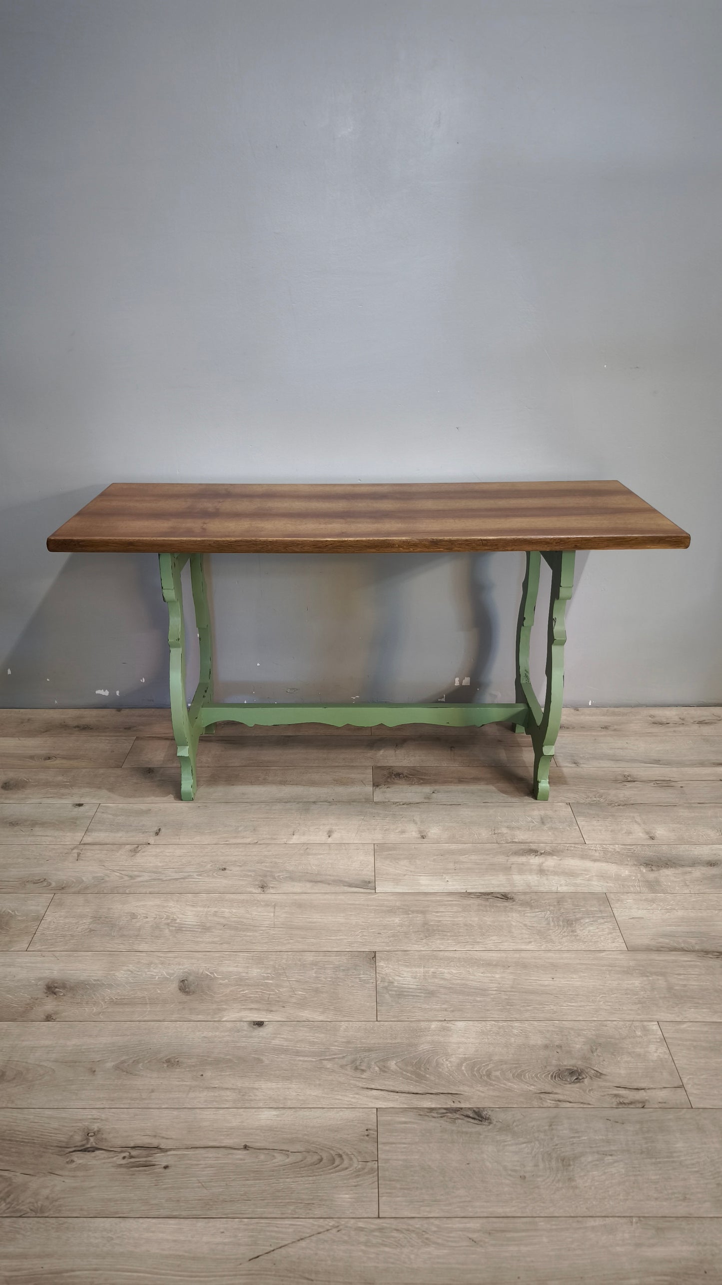 179 Tavolo fratino con base dipinta verde e piano color legno