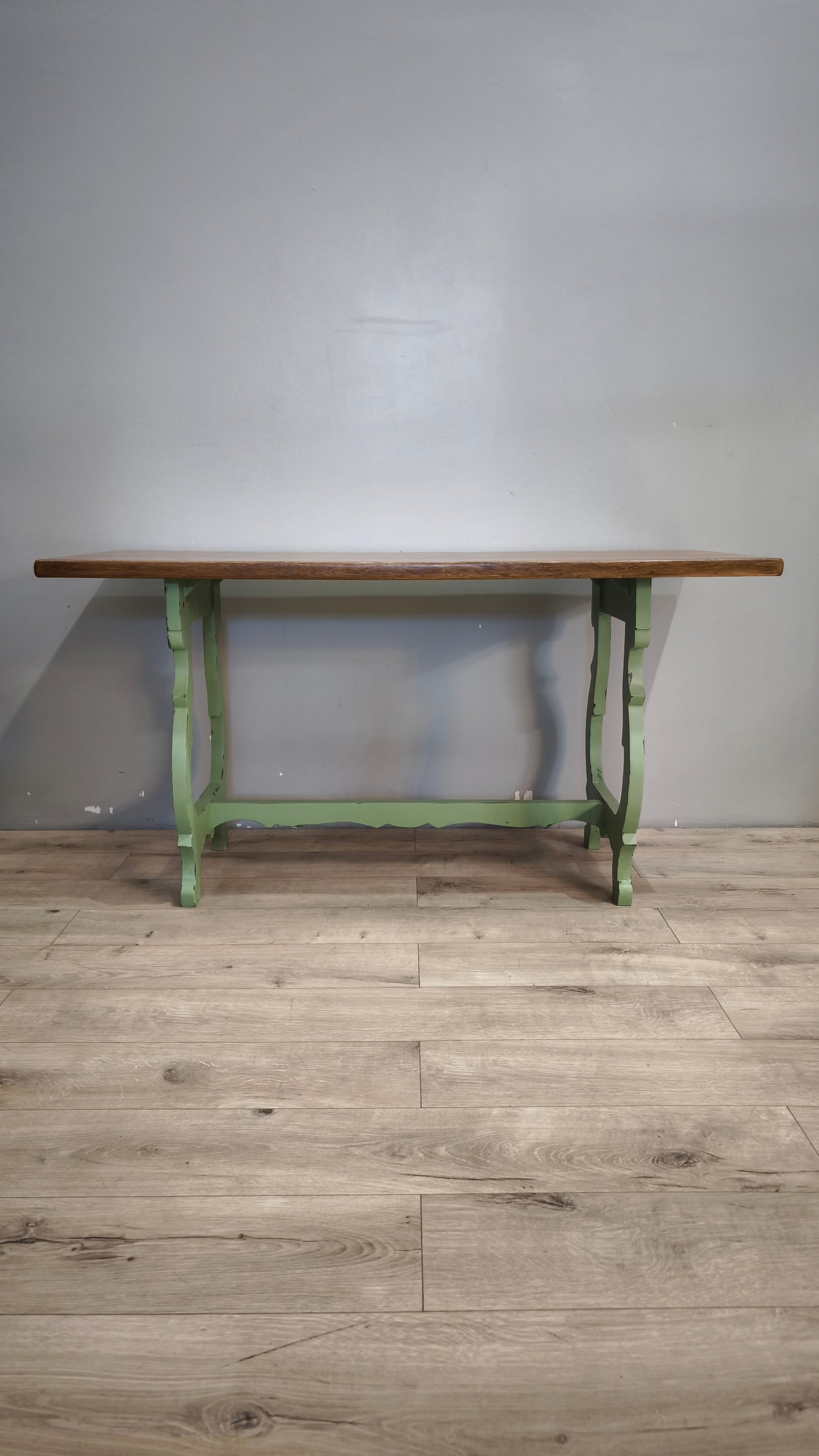 179 Tavolo fratino con base dipinta verde e piano color legno