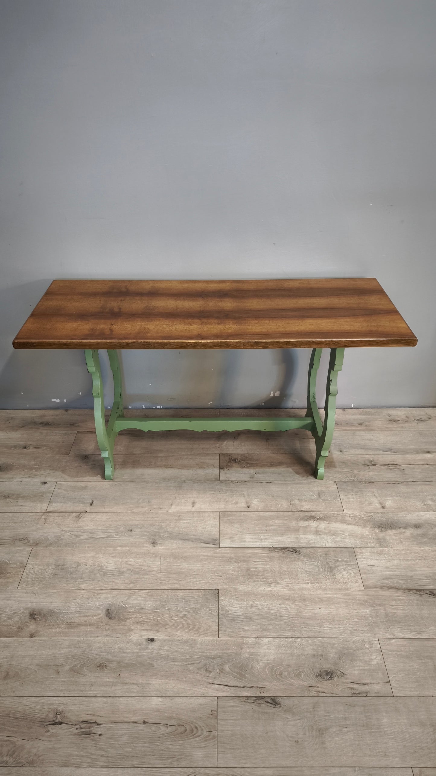 179 Tavolo fratino con base dipinta verde e piano color legno