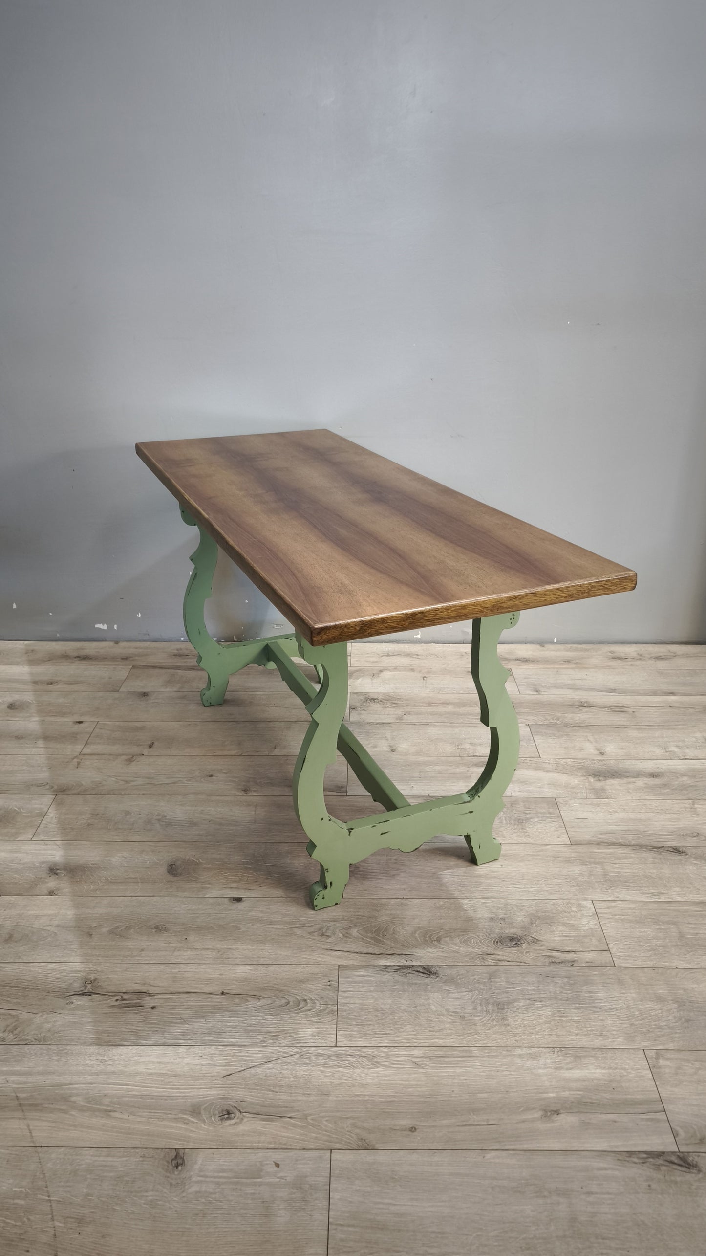 179 Tavolo fratino con base dipinta verde e piano color legno
