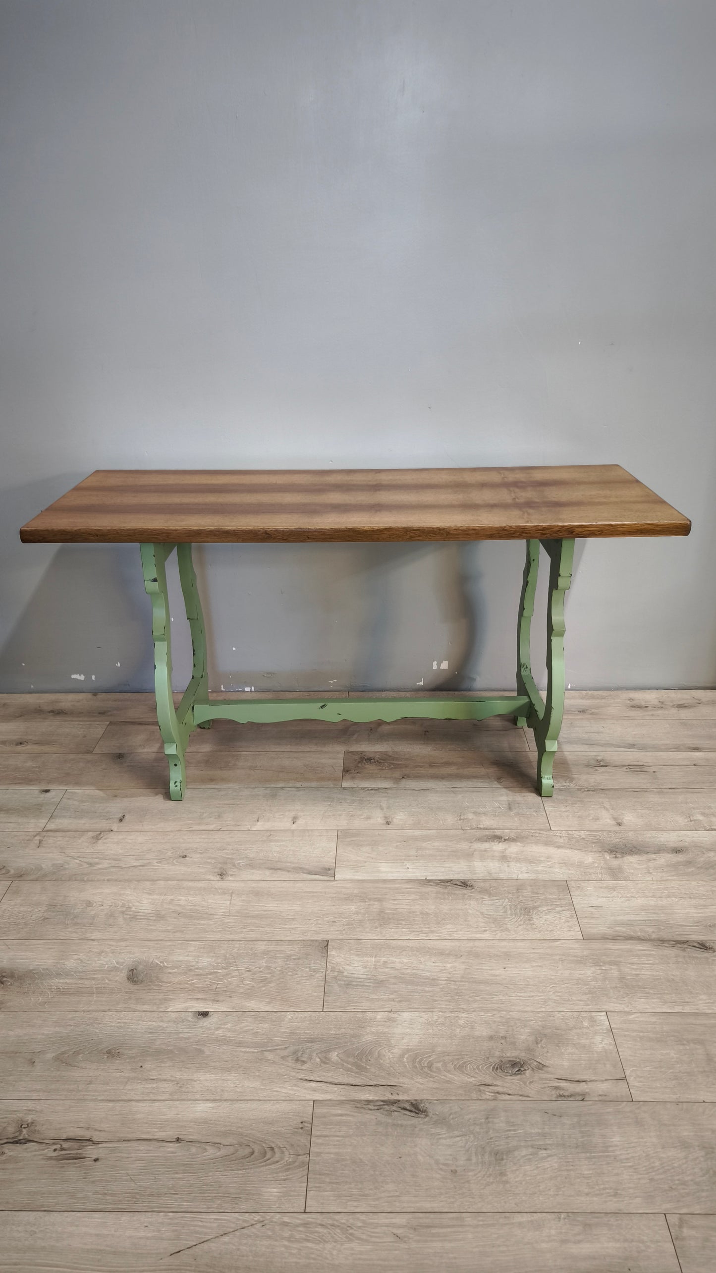 179 Tavolo fratino con base dipinta verde e piano color legno