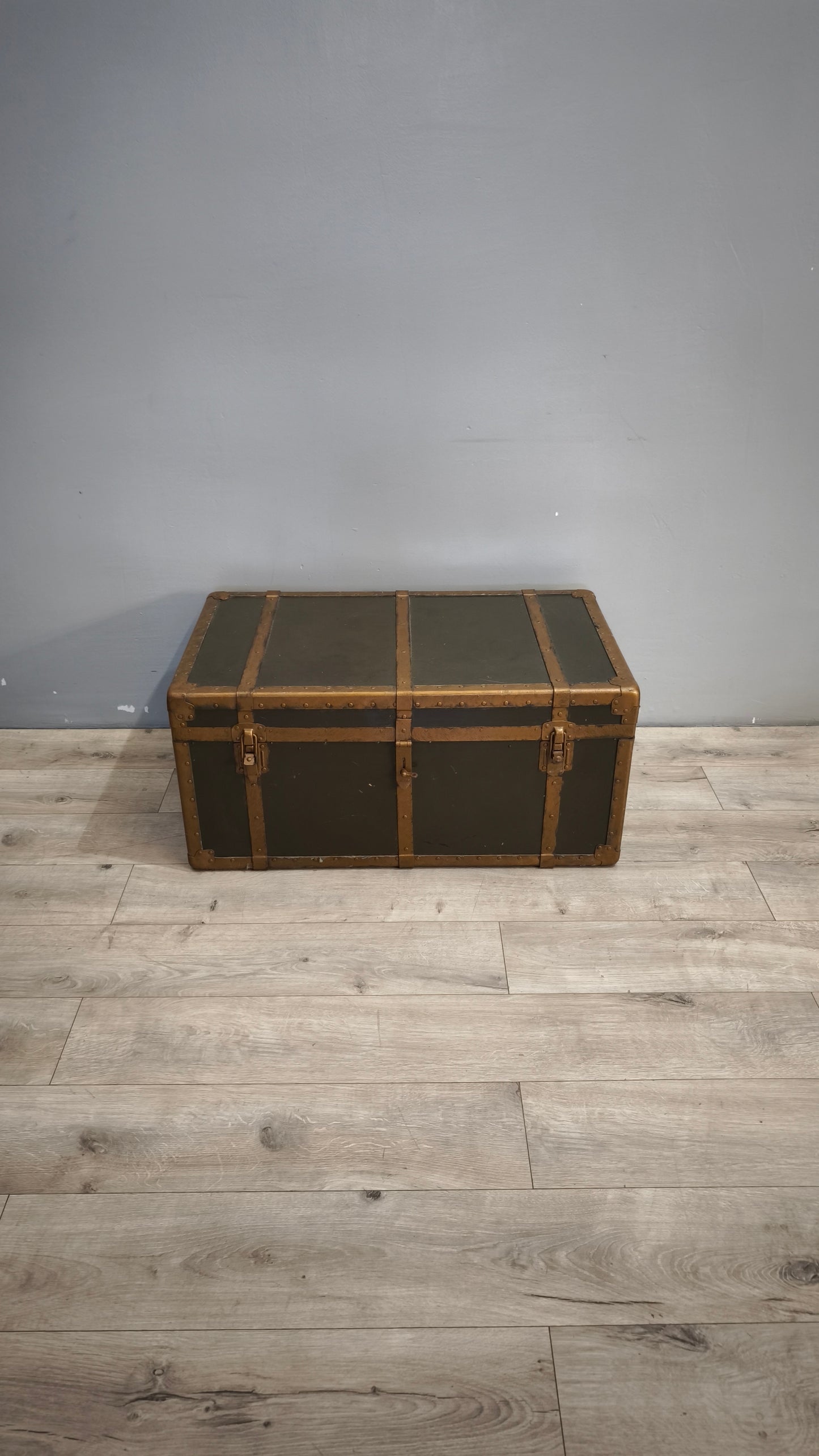 184 Baule verde con rinforzi in metallo dorato