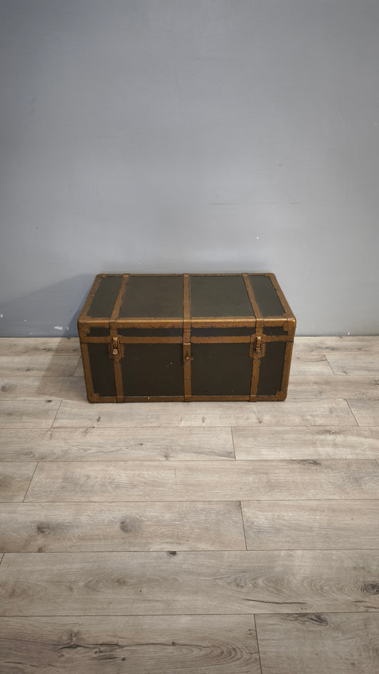 184 Baule verde con rinforzi in metallo dorato