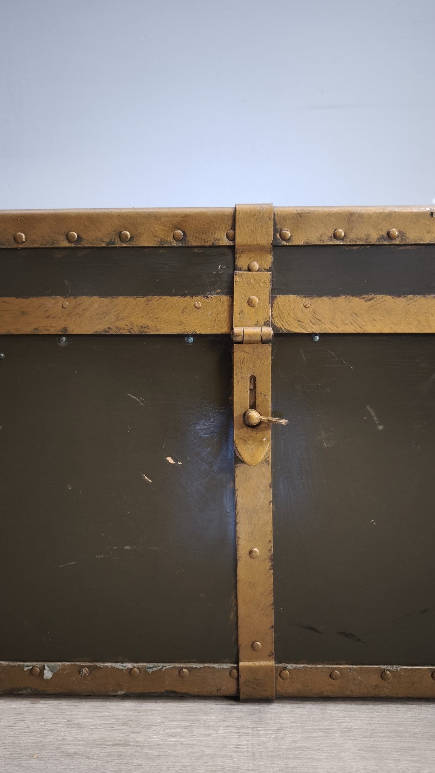184 Baule verde con rinforzi in metallo dorato