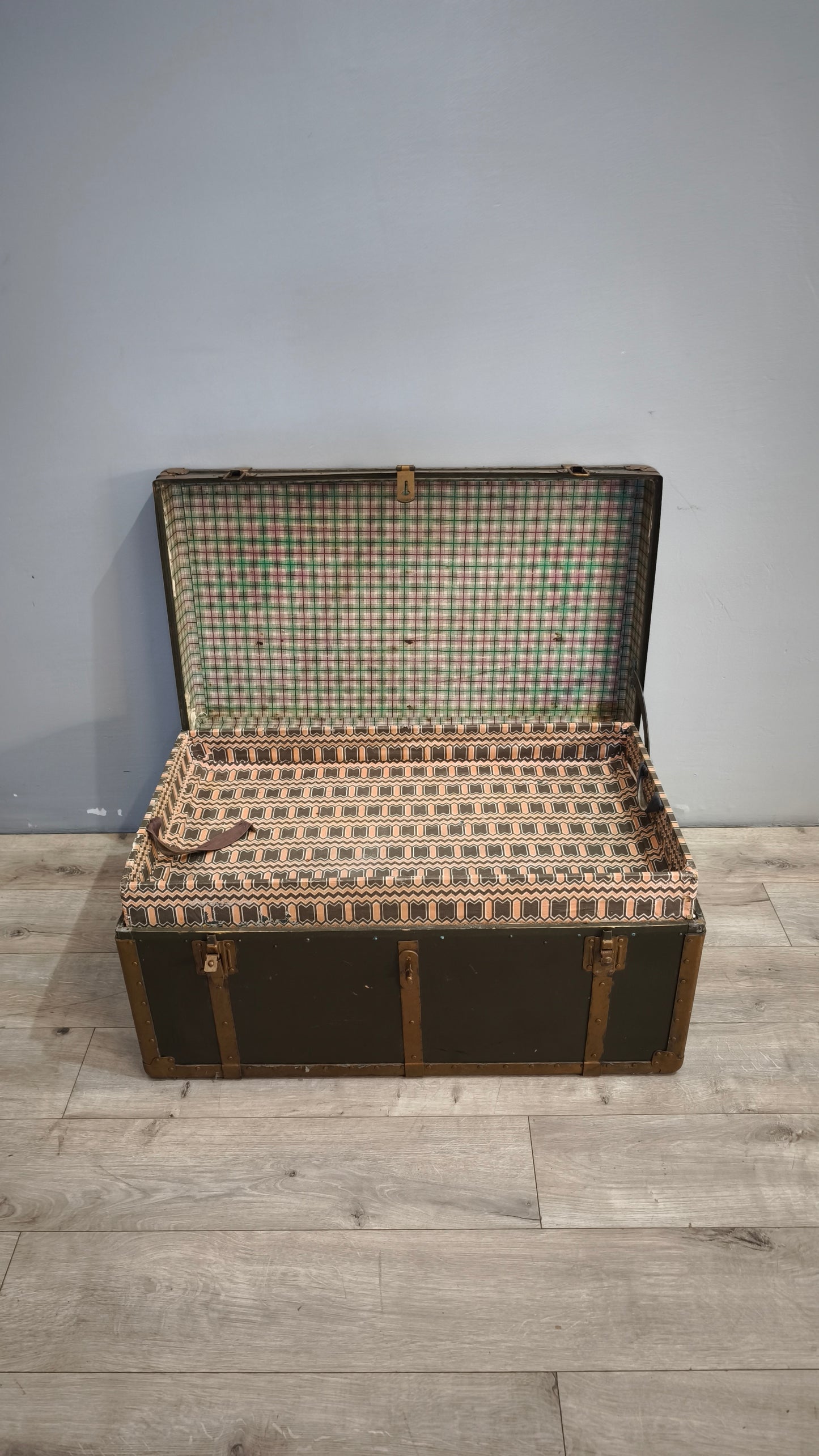 184 Baule verde con rinforzi in metallo dorato