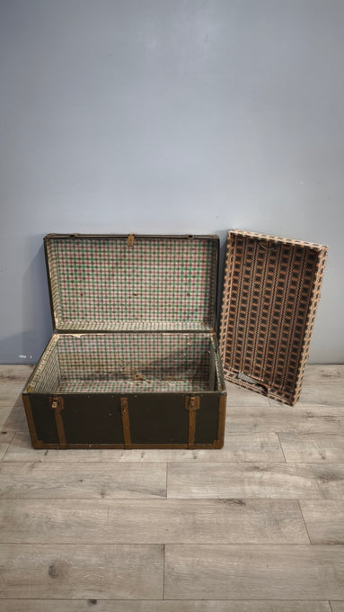 184 Baule verde con rinforzi in metallo dorato