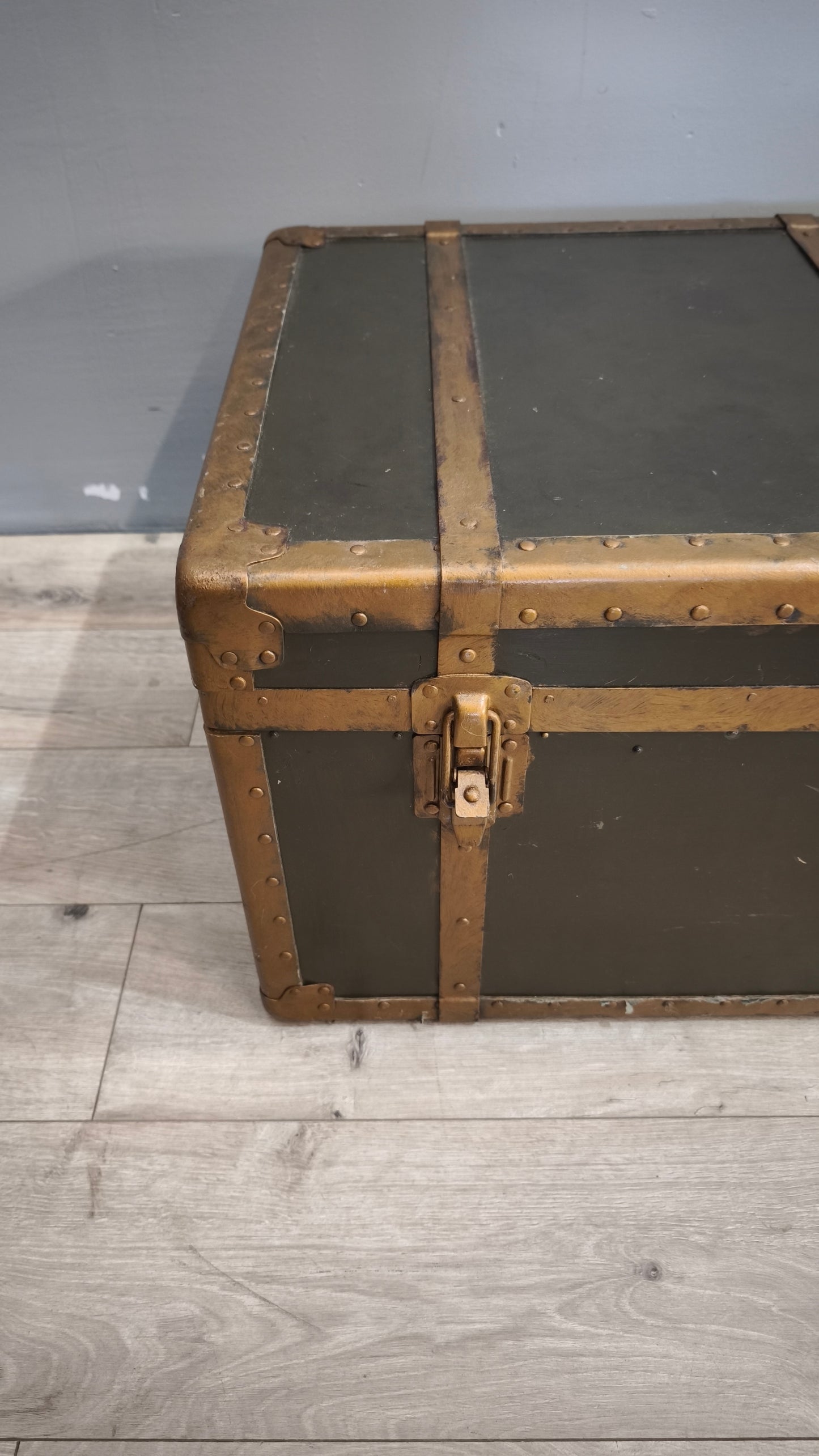 184 Baule verde con rinforzi in metallo dorato