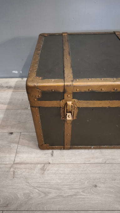 184 Baule verde con rinforzi in metallo dorato
