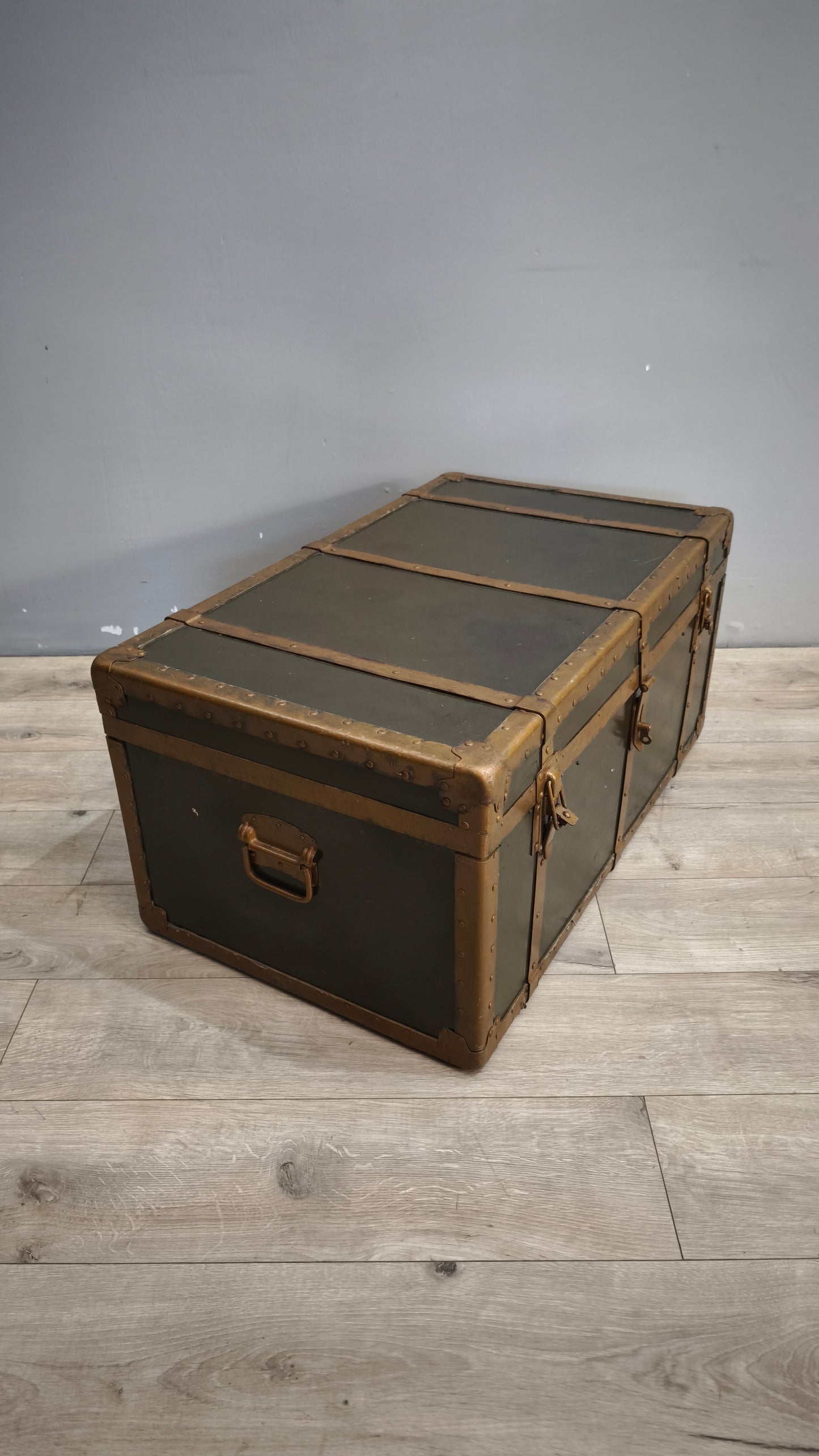 184 Baule verde con rinforzi in metallo dorato