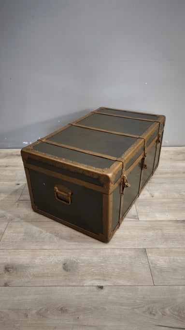 184 Baule verde con rinforzi in metallo dorato