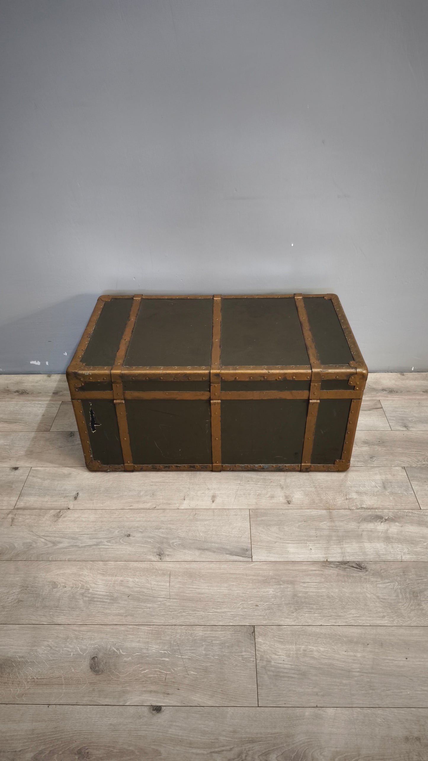 184 Baule verde con rinforzi in metallo dorato