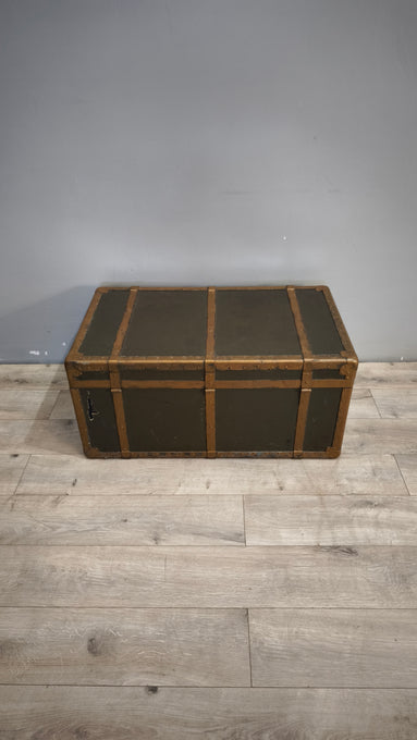 184 Baule verde con rinforzi in metallo dorato