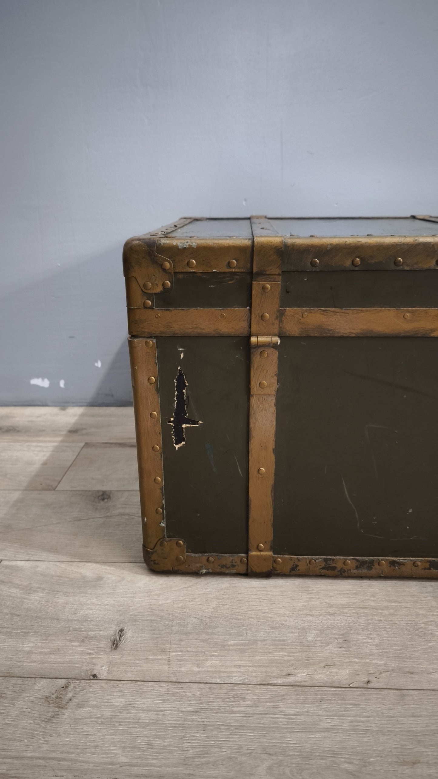 184 Baule verde con rinforzi in metallo dorato