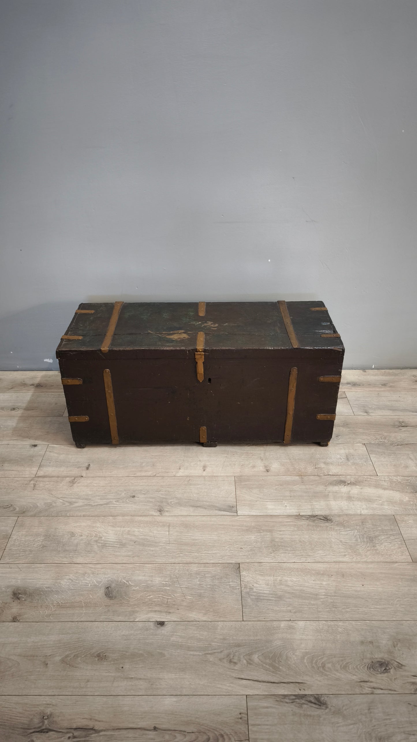 185 Baule marrone in legno