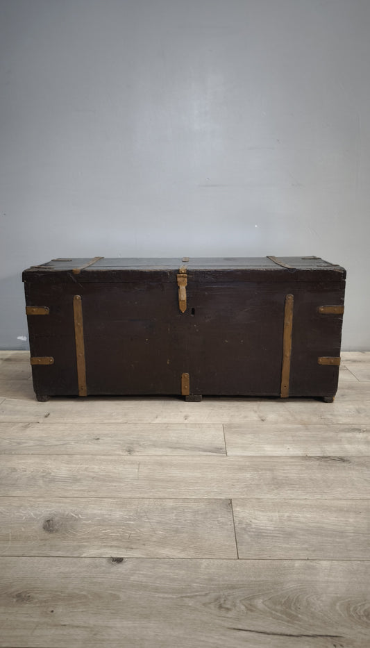 185 Baule marrone in legno