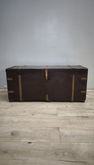 185 Baule marrone in legno