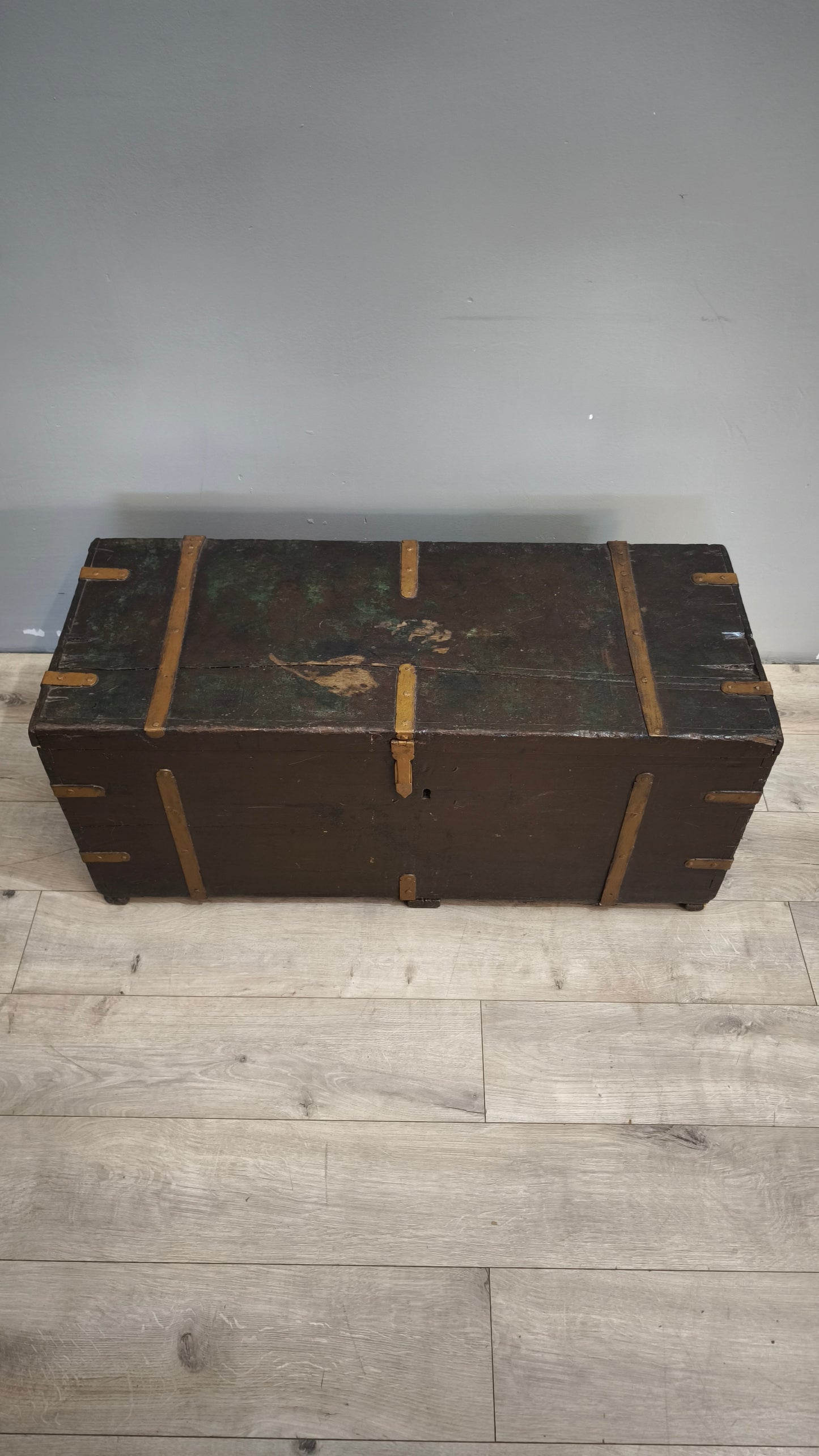 185 Baule marrone in legno