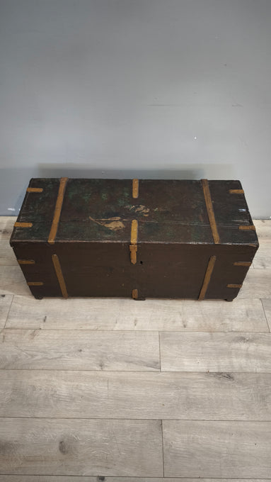 185 Baule marrone in legno