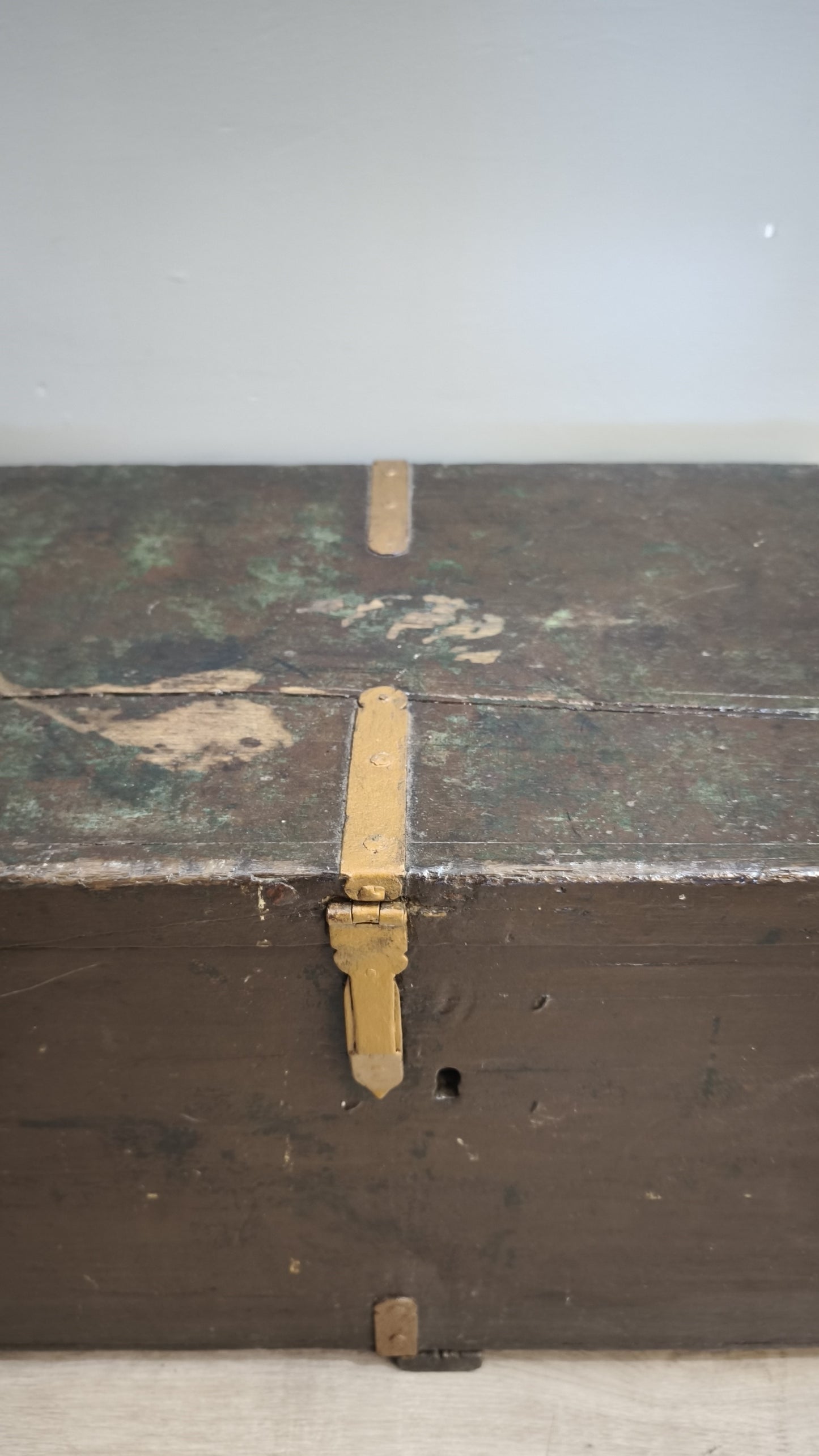 185 Baule marrone in legno