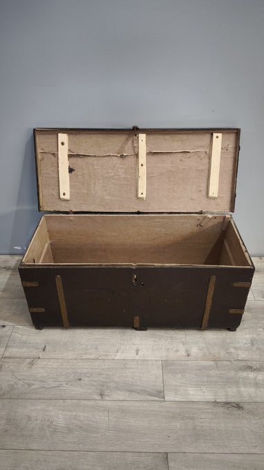185 Baule marrone in legno