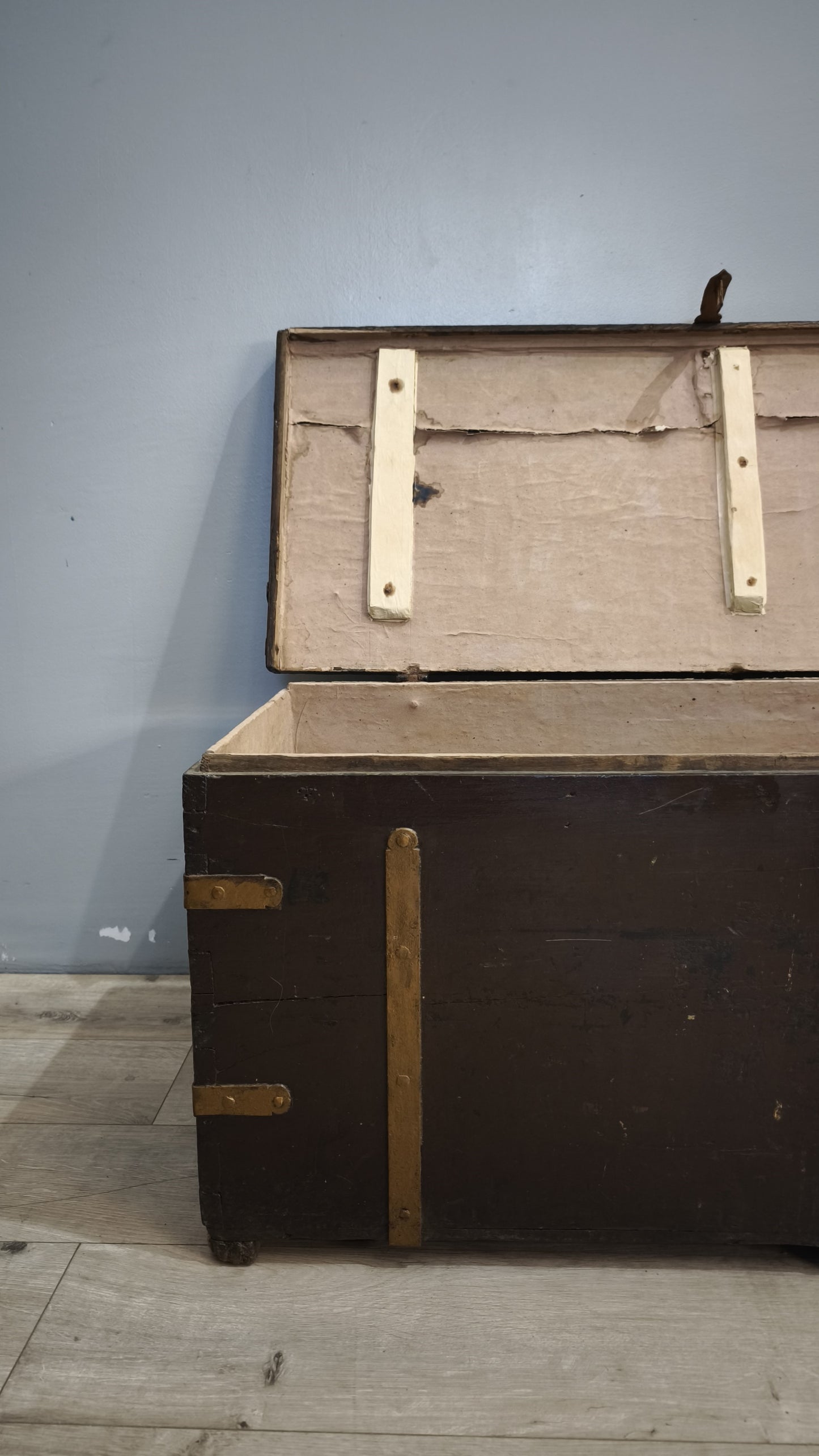 185 Baule marrone in legno