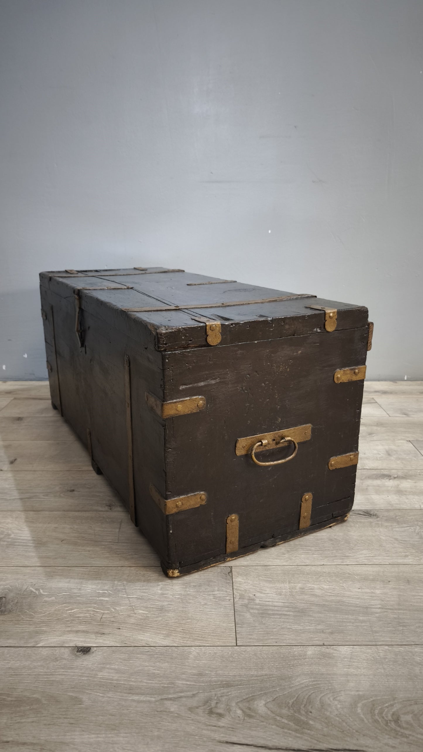 185 Baule marrone in legno