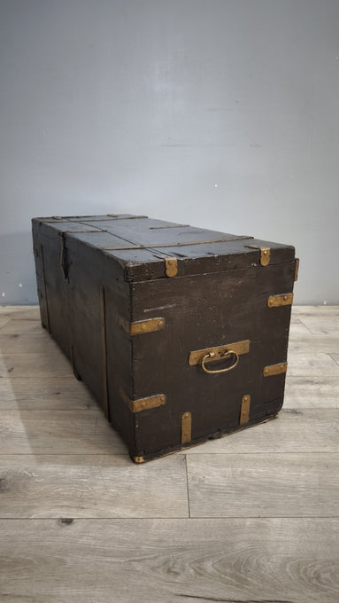185 Baule marrone in legno
