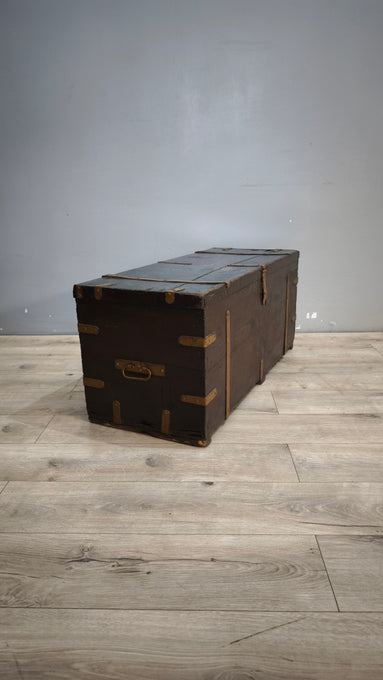 185 Baule marrone in legno