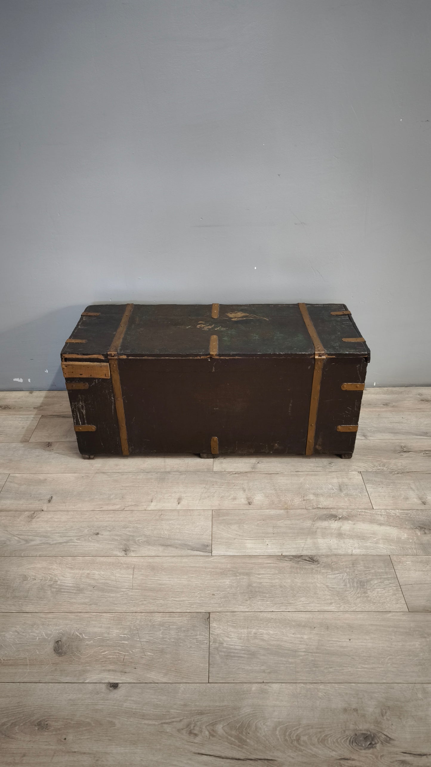 185 Baule marrone in legno
