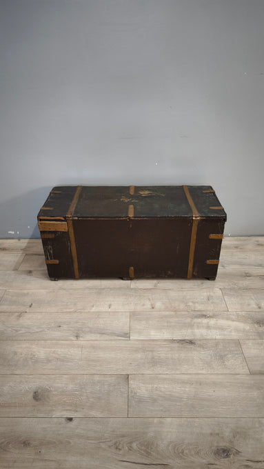 185 Baule marrone in legno