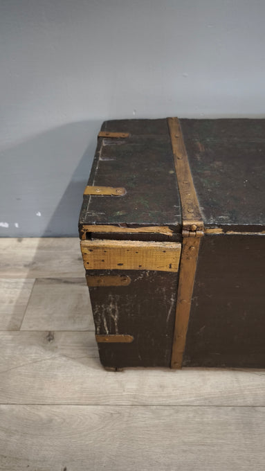 185 Baule marrone in legno
