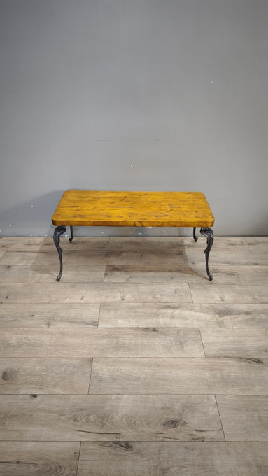 186 Tavolino da salotto in ferro con piano in legno