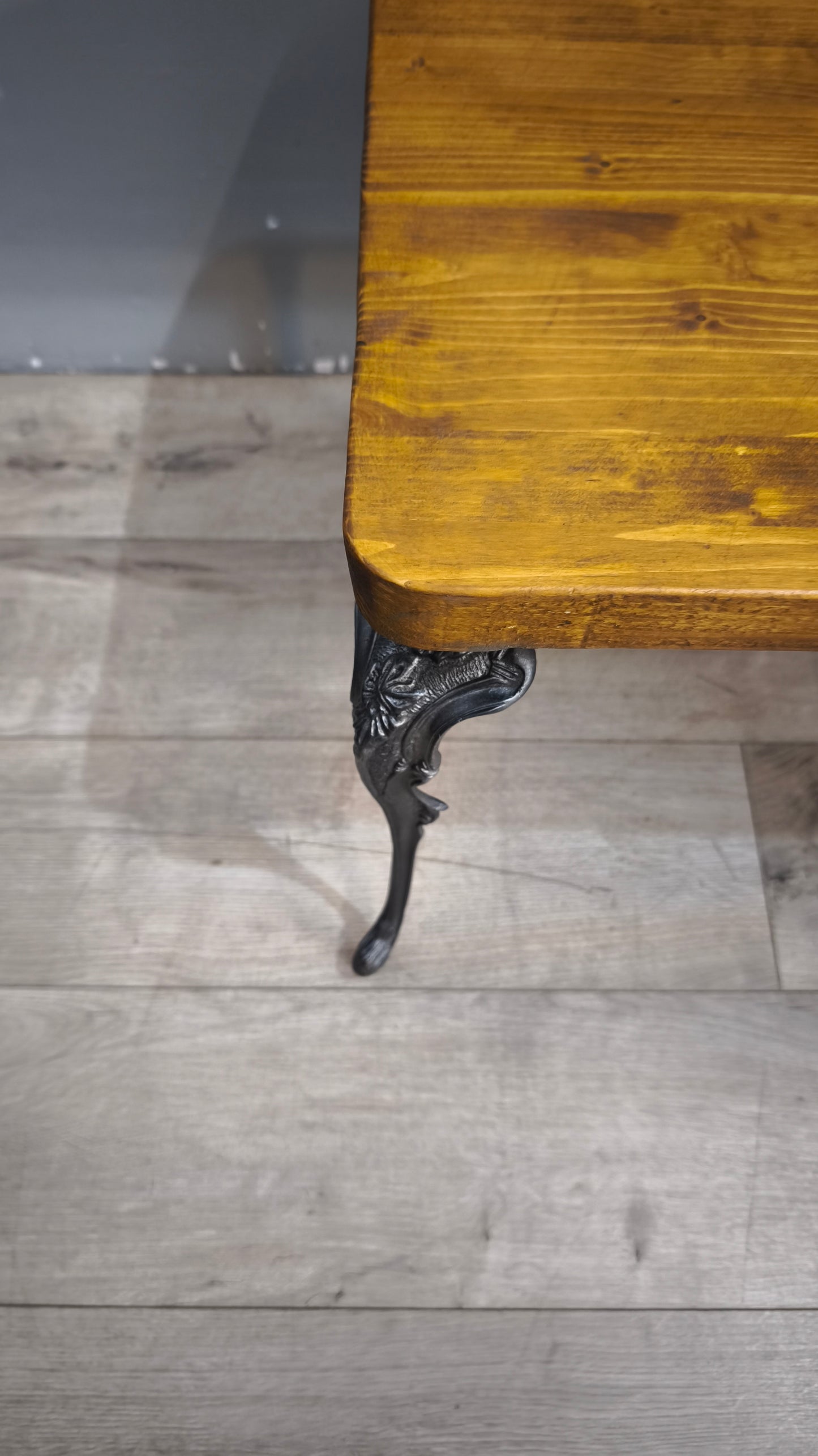 186 Tavolino da salotto in ferro con piano in legno