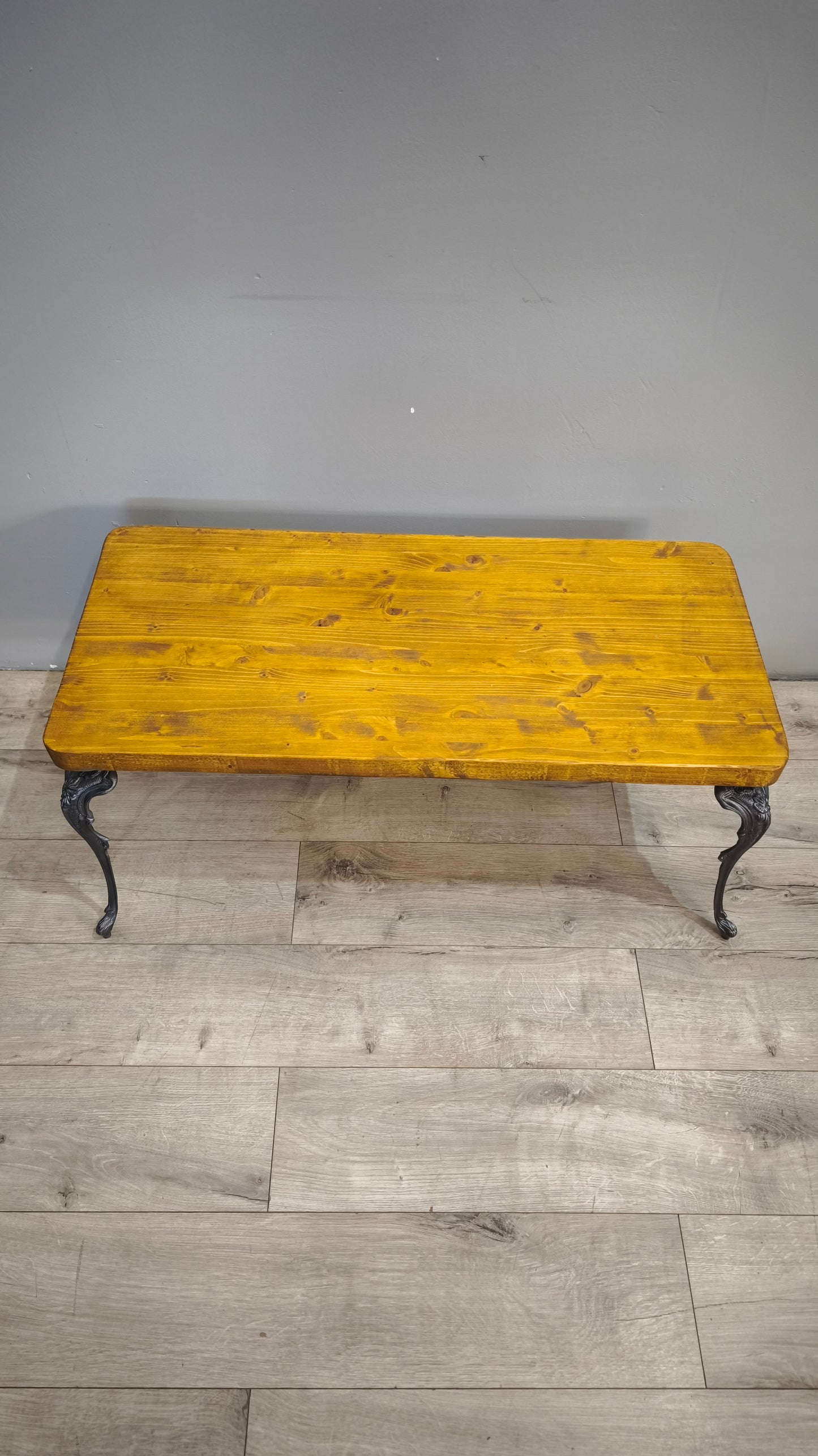186 Tavolino da salotto in ferro con piano in legno