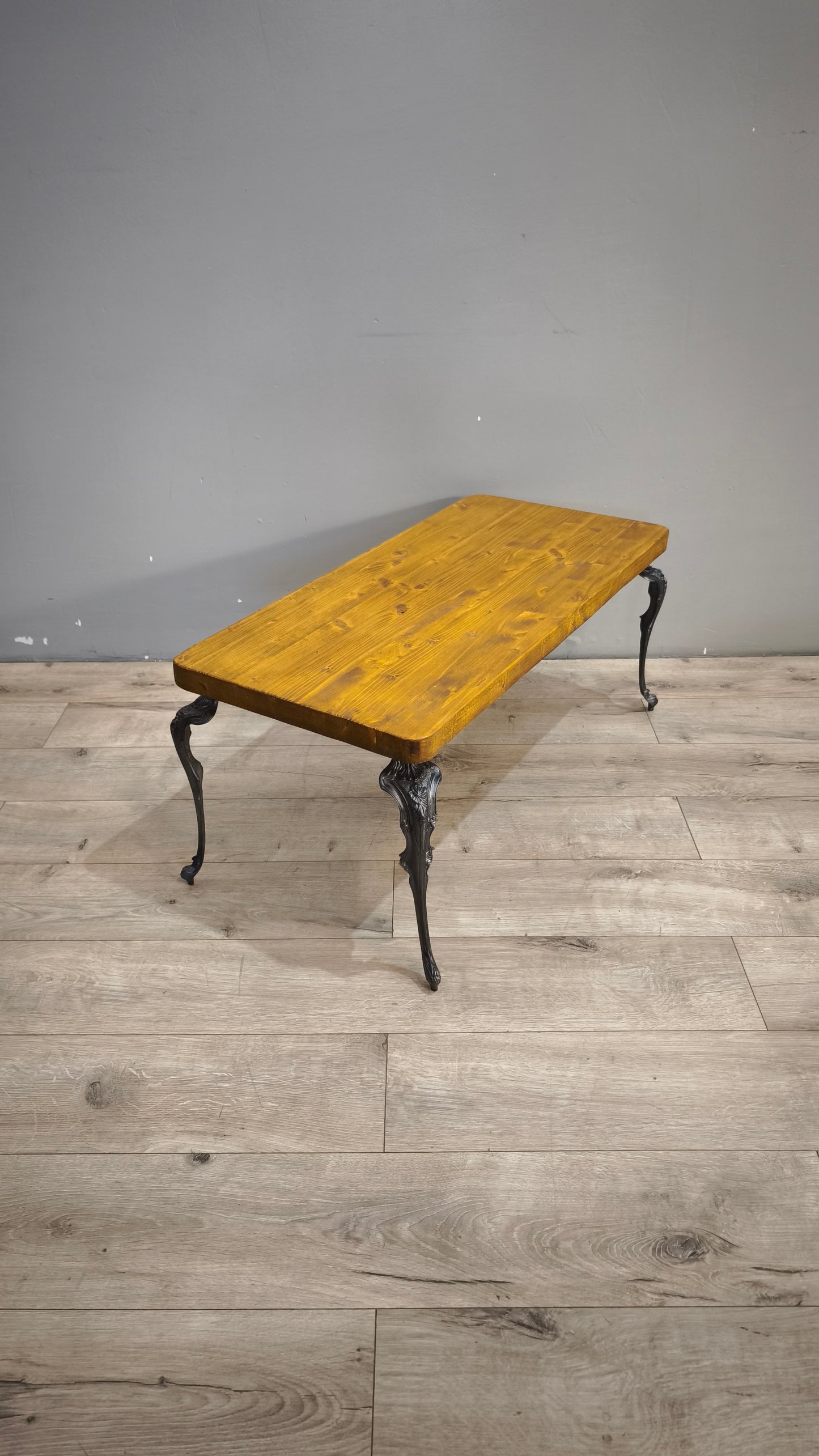 186 Tavolino da salotto in ferro con piano in legno