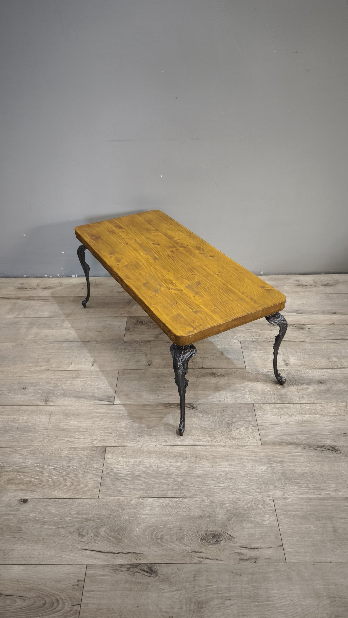 186 Tavolino da salotto in ferro con piano in legno
