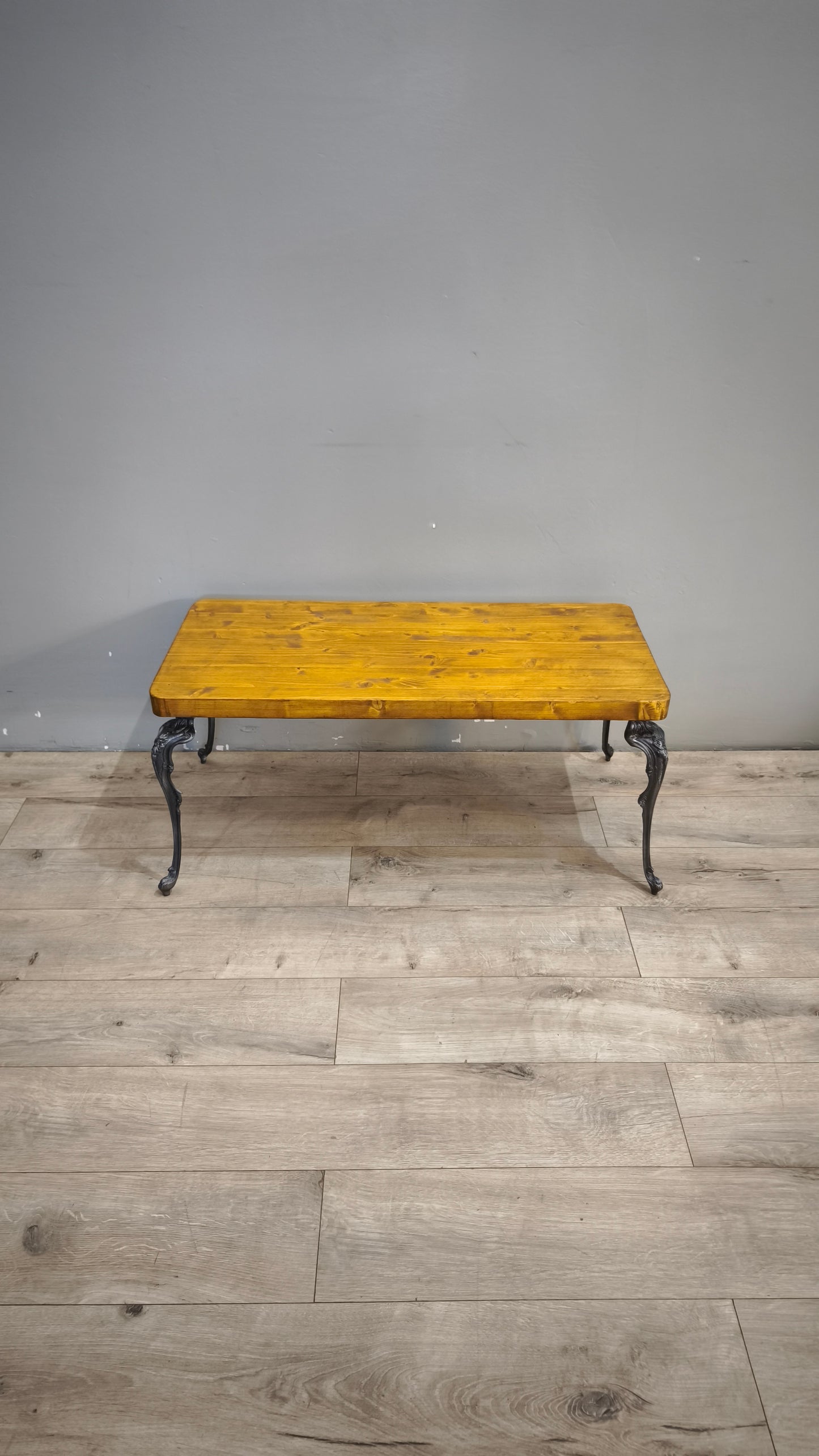 186 Tavolino da salotto in ferro con piano in legno