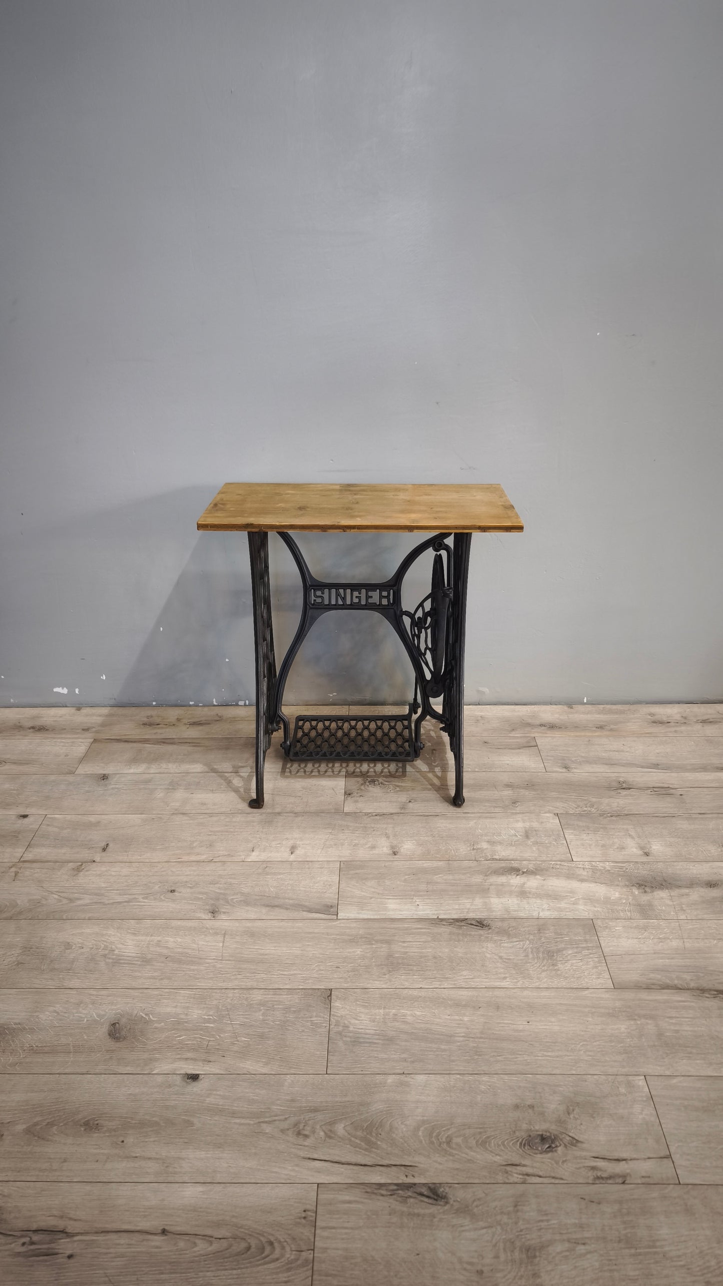 191 Base in ghisa Singer con piano in legno