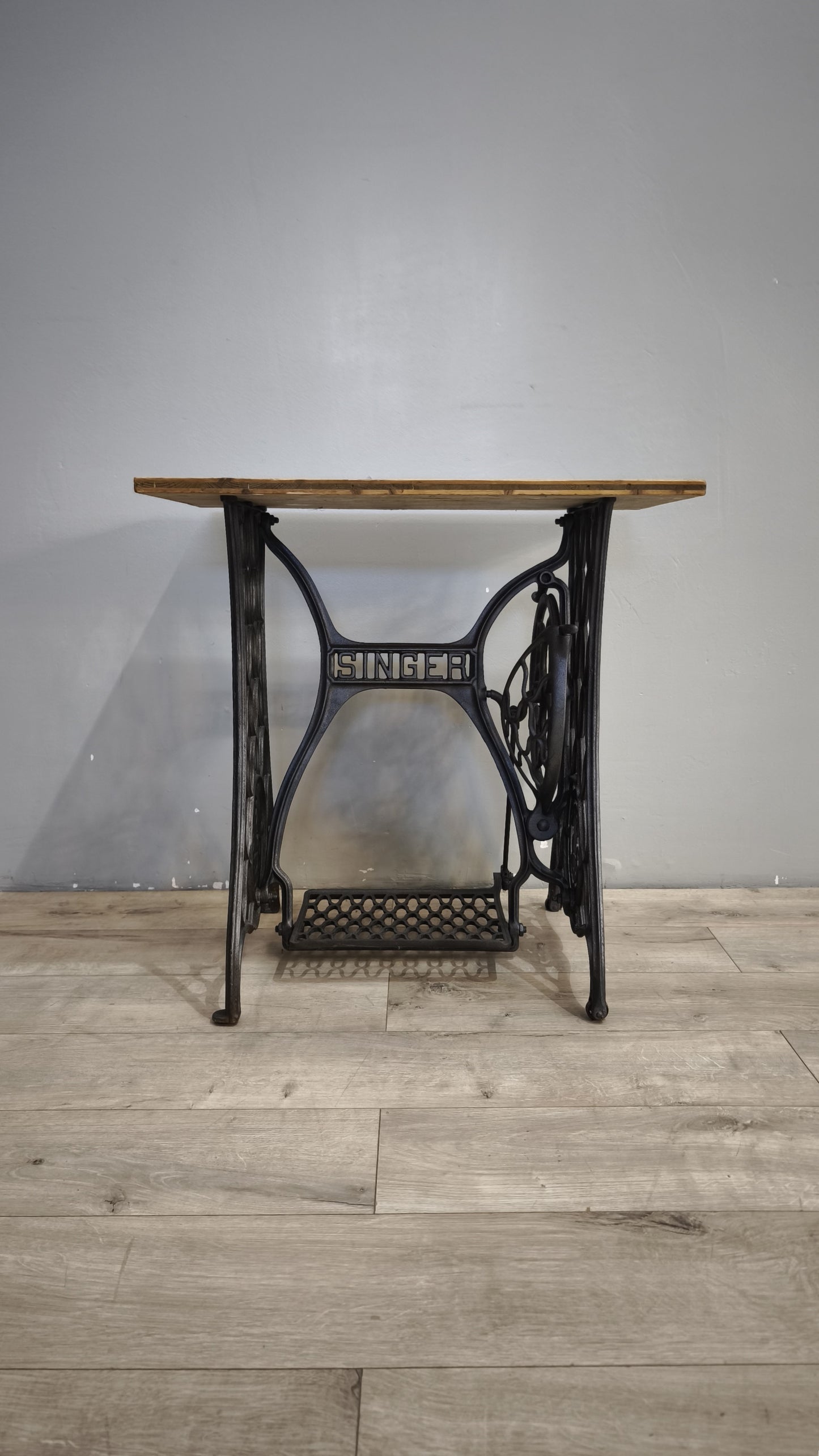 191 Base in ghisa Singer con piano in legno