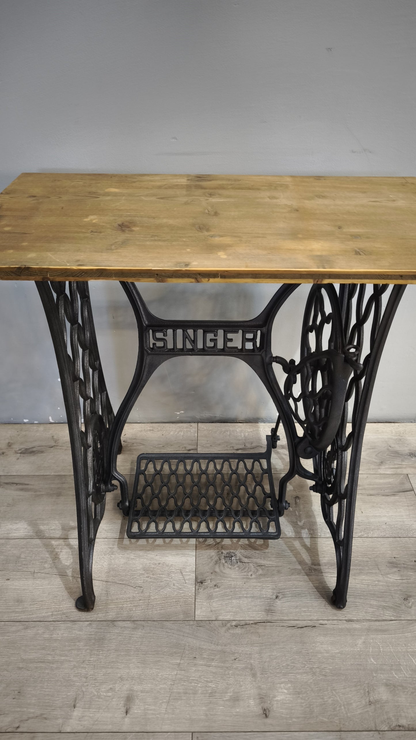 191 Base in ghisa Singer con piano in legno