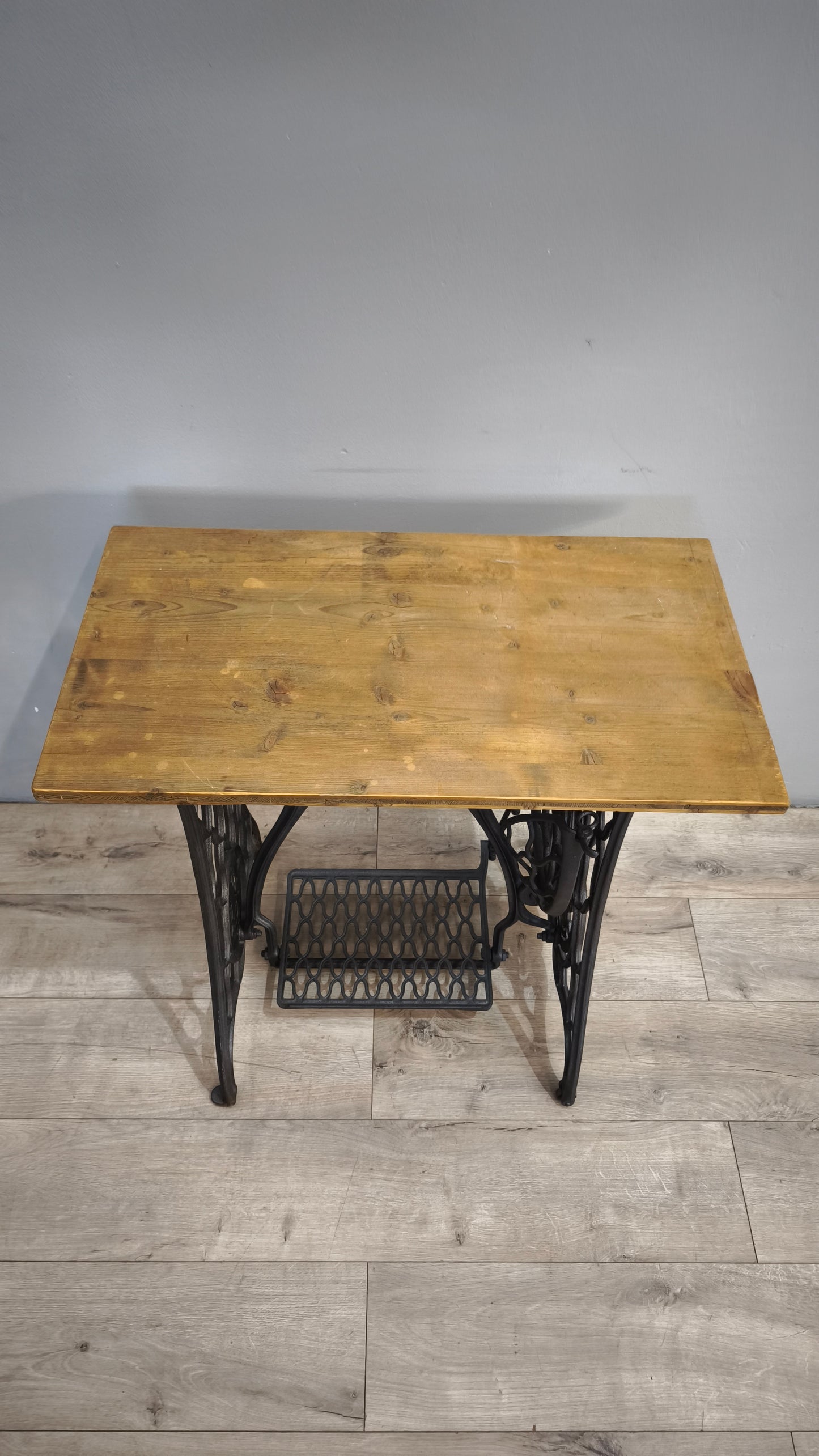 191 Base in ghisa Singer con piano in legno