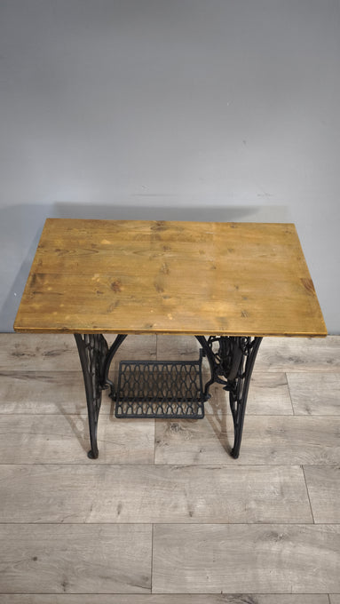 191 Base in ghisa Singer con piano in legno